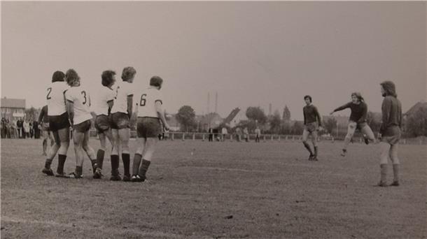 Beim Endspiel um die Niedersachsenmeisterschaft 1975 erzielte Hans-Jürgen Bittner (2. von rechts) mit einem gewaltigen Schuss das Tor zum 2:1.