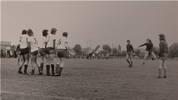 Beim Endspiel um die Niedersachsenmeisterschaft 1975 erzielte Hans-Jürgen Bittner (2. von rechts) mit einem gewaltigen Schuss das Tor zum 2:1.