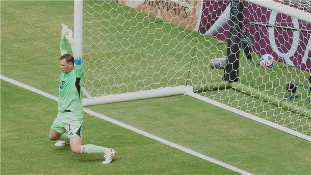 Beim ersten Gegentor kann Manuel Neuer die Fäuste nicht schnell genug in die Höhe reißen.