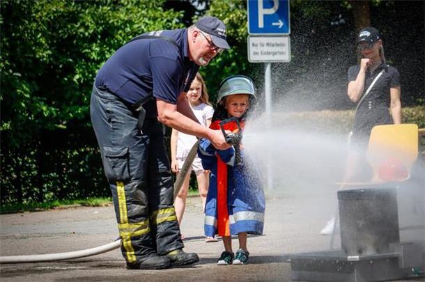 Beim Ferienspaß der Selsinger Feuerwehr durften sich auch die Kleinsten im Löschen versuchen.