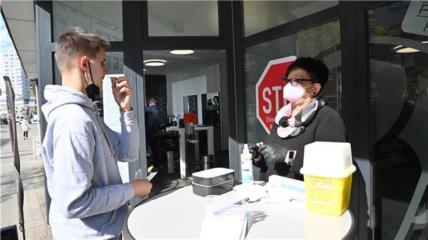 Bundes-Notbremse: Was jetzt in Stadt und Land gilt Beim Friseursalon „Hauptsache“ sind jetzt Corona-Tests möglich – nicht nur für die eigene Kundschaft. Praktikant Chris Gebhard und Evelyn Albers demonstrieren, wie das funktioniert.