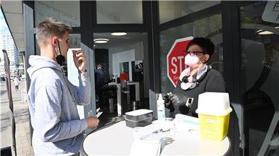 Beim Friseursalon „Hauptsache“ sind jetzt Corona-Tests möglich – nicht nur für die eigene Kundschaft. Praktikant Chris Gebhard und Evelyn Albers demonstrieren, wie das funktioniert.