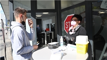 Beim Friseursalon „Hauptsache“ sind jetzt Corona-Tests möglich – nicht nur für die eigene Kundschaft. Praktikant Chris Gebhard und Evelyn Albers demonstrieren, wie das funktioniert.