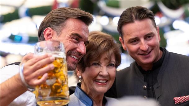 Wiesn gestartet: Achterbahn-Unfall mit Leichtverletzten Beim gestrigen Auftakt waren auch Moderator Florian Silbereisen (l-r), Carolin Reiber, ebenfalls Moderatorin, und Sänger Andreas Gabalier in München.