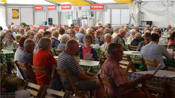 Besinnlicher Sonntag: Deshalb lockt der Messe-Gottesdienst Besucher an Beim Gottesdienst auf der Tarmstedter Ausstellung singen die Besucher laut die Lieder mit und unterstützen den Posaunenchor.