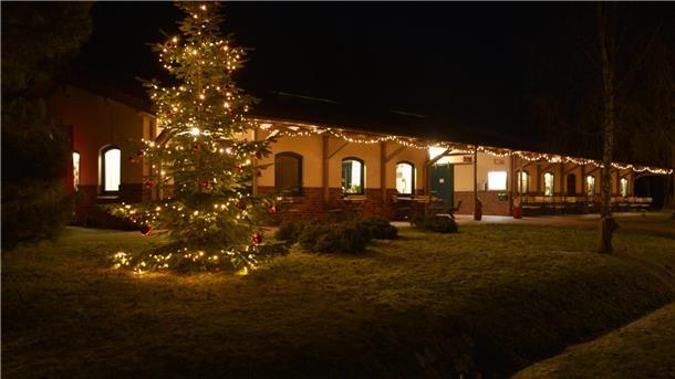 Kleiner Weihnachtsmarkt bei der Moorbahn in Burgsittensen am 3. Advent Das Foto zeigt das Haus der Natur bei Nacht.