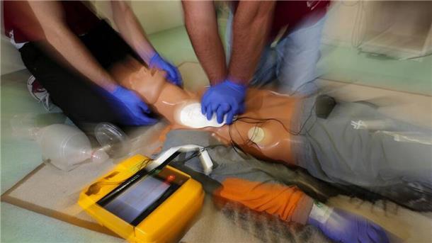 Beim Herz-Kreislauf-Stillstand geht es um Sekunden, um den Herzinfarktpatienten wiederbeleben zu können. „Mobile Retter“ sind ein Standbein der Notfallversorgung. Meist sind sie schneller am Einsatzort als der Rettungsdienst.