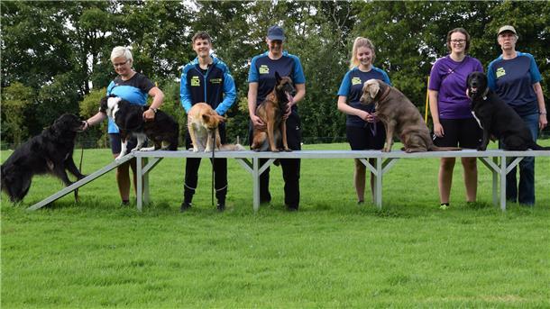 So gewinnt der Hundesportverein Nordenham seine Mitglieder Es sind die Mitgliederinnen des Hundevereins Nordenham zu sehen, die in einer Reihe stehen.