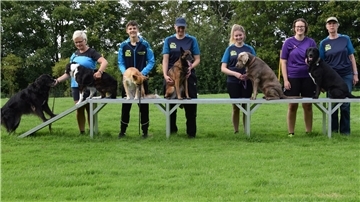 Es sind die Mitgliederinnen des Hundevereins Nordenham zu sehen, die in einer Reihe stehen. 