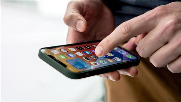 Beim iPhone 12 soll der Grenzwert für unmittelbaren Körperkontakt - etwa in der Hand oder in der Hosentasche - überschritten worden sein.