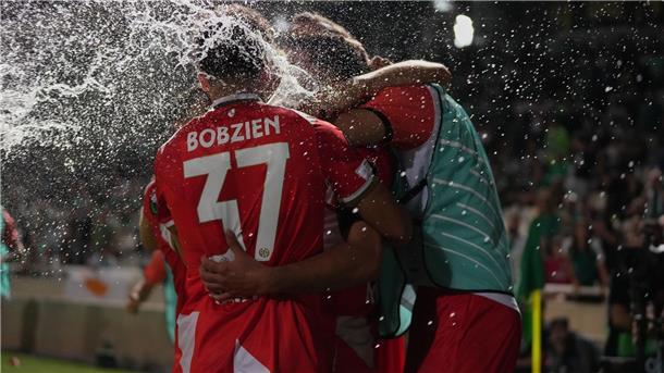 Beim Jubel der Mainzer über das 1:0 gegen Omonia Nikosia warfen Fans der Gastgeber Becher Richtung FSV-Profis.