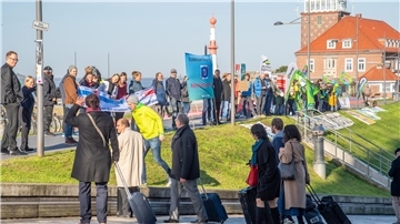 Beim Klimaschutz geht’s um alles: Aktivisten treffen sich am Deich. 