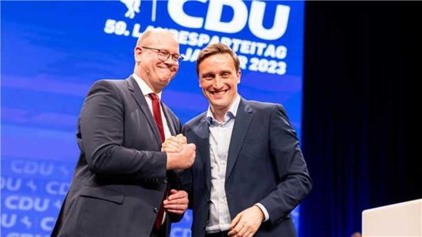 Beim Landesparteitag in Braunschweig wurde Marco Mohrmann am 21. Januar zum neuen Generalsekretär der CDU in Niedersachsen gewählt. Der CDU-Landesvorsitzende Sebastian Lechner (rechts auf dem linken Foto) hatte den Rhadereistedter für den wichtigen Posten innerhalb der Landes-CDU vorgeschlagen.