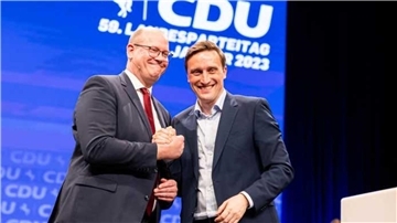 Beim Landesparteitag in Braunschweig wurde Marco Mohrmann am 21. Januar zum neuen Generalsekretär der CDU in Niedersachsen gewählt. Der CDU-Landesvorsitzende Sebastian Lechner (rechts auf dem linken Foto) hatte den Rhadereistedter für den wichtigen Posten innerhalb der Landes-CDU vorgeschlagen.