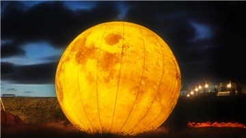 Lichtkunst trifft Dichtkunst: Brake lädt zum Lichterfest Beim Lichterfest an der Braker Kaje wird auch ein vier Meter großer Mond auf dem Boden leuchten.
