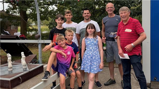 Kinder und Erwachsene neben einer Luftkegelanlage in Waddens
