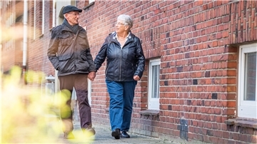 Beim Magistrat haben sie gearbeitet und sich vor fast 60 Jahren kennengelernt: Helga Siegmund mit ihrem Ehemann Horst vor dem Stadthaus 3.
