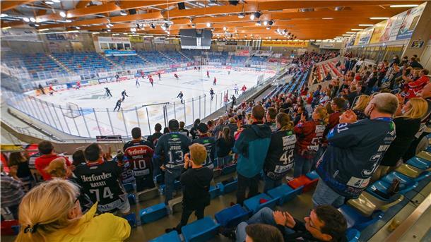 Beim öffentlichen Training der Fischtown Pinguins durften 500 Fans in der Eisarena dabei sein.