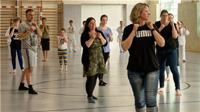 Der Exot in Sachen Selbstverteidigung: In Stollhamm wird Esdo traniert Beim offenen Esdo-Training wurde es voll in der Sporthalle in Stollhamm. Die Kinder durften ihre Familienmitglieder mitbringen. Die nutzten gerne die Gelegeheit, um Esdo selbst einmal auszuprobieren.