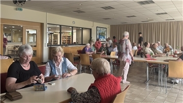 Beim offenen Wohnzimmer im Mehrgenerationenhaus Zeven ist immer was los, hier treffen sich Menschen aller Altersgruppen.