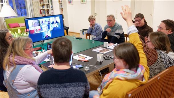 „Ohrenkuss“: Das Magazin von Menschen mit Down-Syndrom Beim „Ohrenkuss“ haben alle Autorinnen und Autoren das Down-Syndrom und schreiben Texte über Themen aus dem Alltag.