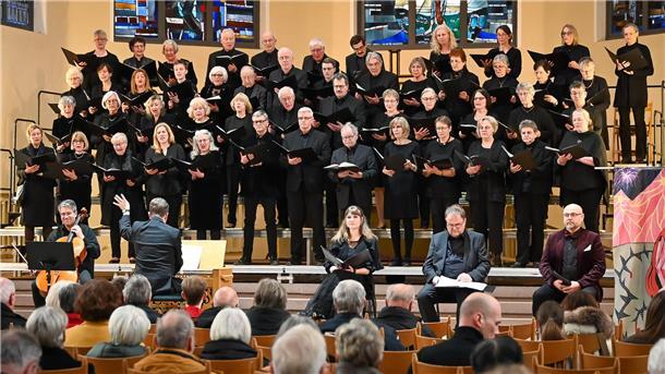 Passionskonzert in der Großen Kirche begeistert die Zuhörer Passionskonzert zum 60. Geburtstag des Bach-Chores in der Großen Kirche.