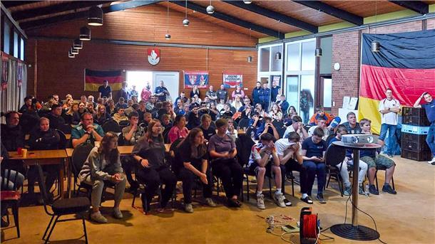Spannendes Wochenende im Stadtzeltlager der Jugendfeuerwehren in Spreckens Beim Public-Viewing drückten die 130 Jugendlichen und deren Betreuer der deutschen Nationalmannschaft die Daumen.