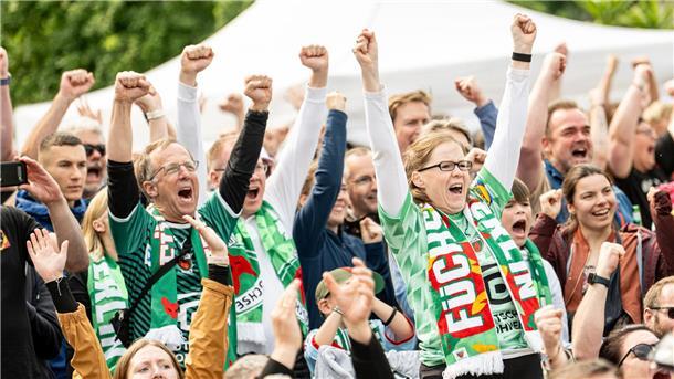 Beim Public Viewing feiern die Füchse-Fans.
