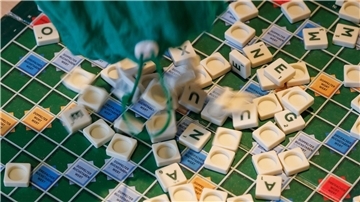 Beim Scrabble gibt es etwa 670.000 Möglichkeiten, Wörter zwischen 2 und 15 Buchstaben Länge zu bilden.