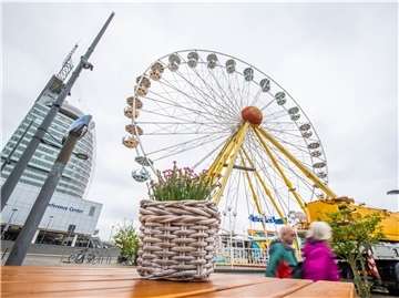Beim Seestadtfest steht eines von zwei Riesenrädern mit 38 Metern Höhe, die sich gerade in Bremerhaven drehen.