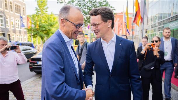 Wüst schließt Kanzlerkandidatur nicht aus Beim Sommerfest der Landesvertretung Nordrhein-Westfalen in Berlin demonstrierten CDU-Chef Friedrich Merz (l) und NRW-Ministerpräsident Hendrik Wüst Einigkeit.