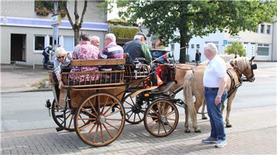 Beim Sommerfest zum 75-jährigen Bestehen bot der Ortsteilverein „Club Tingo“ seinen Mitgliedern auch Kutschfahrten durch Engeo an.