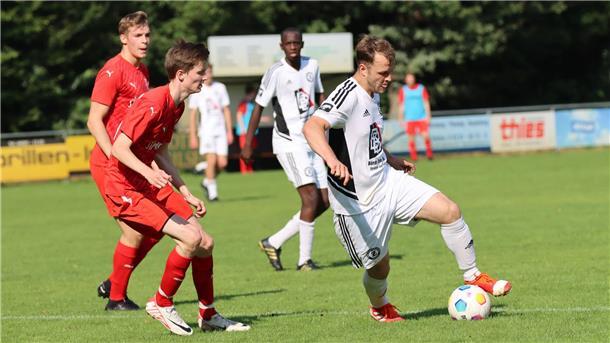 Beim SV Rot-Weiß Scheeßel - hier der Zevener Christian Sterz beim Heimspiel in der Vorsaison - wird es am Sonntag für den TuS Zeven ein schweres Auswärtsspiel geben.