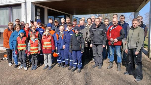 Beim Tag der Landschaftspflege in Iselersheim haben zahlreiche Bürgerinnen und Bürger fleißig mitangepackt, um das Areal rund um die ehemalige Grundschule aufzuhübschen. 