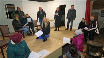 Beim Theaterverein Wersabe gehen die Proben in die Endphase. Nachdem in der Schützenhalle in Offenwarden die Bühne aufgebaut ist, können die Laienspieler jetzt dort direkt vor Ort üben.