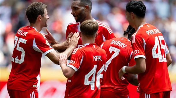 Beim Torjubel gegen Auckland muss Lennart Karl (Nr. 46) noch den prominenten Teamkollegen gratulieren, wie hier Thomas Müller (l) nach dem Treffer zum 10:0. 