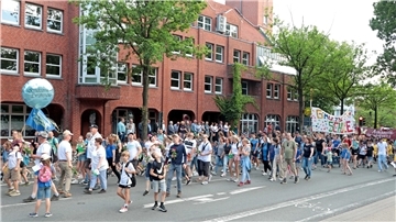Beim traditionellen Defilee marschieren alle Teilnehmer am Rathaus und den Vertretern des Stadtrates, der Organisatoren und Sponsoren vorbei.
