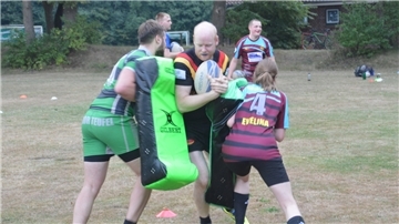 Beim Training der Moorteufel geht es handfest zur Sache. Rugbyspieler müssen Schmerzen aushalten können.