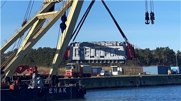 Beim Transport des Transformators von Nordenham nach Kleinensiel hilft Deutschlands stärkster Schwimmkran „Enak“.