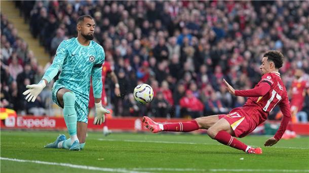 Liverpool behauptet Tabellenführung mit 2:1 gegen Chelsea Beim Treffer von Liverpools Curtis Jones war Chelseas Torhüter Robert Sanchez machtlos.