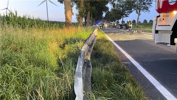 Bei Oerel: Unfallauto brennt nach Kollision mit Baum lichterloh Beim Überholen kam der Audi nach links von der Straße ab, schoss die Leitplanken hoch und wurde in etwa 1,80 Meter Höhe gegen eine Eiche katapultiert (im Hintergrund sichtbar).