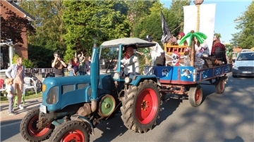 Beim Umzug gab es witzig geschmückte Wagen zu sehen. Es siegten die Andelpiraten.