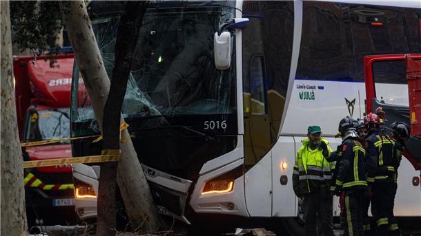 Beim Unfall wurden auch ein Baum und eine Straßenlaterne beschädigt. (Foto aktuell)