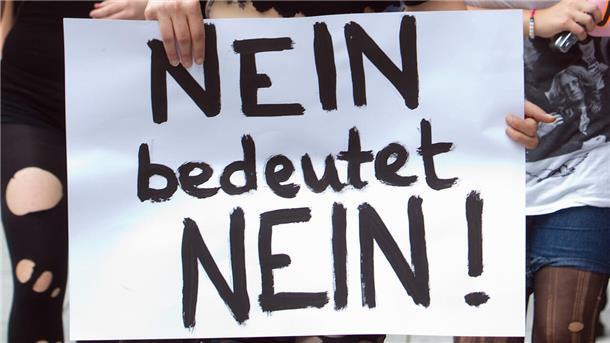 Frauen tragen ein Schild mit der Aufschrift "Nein bedeutet Nein!"