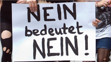 Frauen tragen ein Schild mit der Aufschrift "Nein bedeutet Nein!"