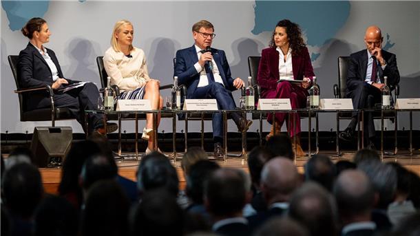 Beim Wirtschaftstag der Botschafterkonferenz im Auswärtigen Amt diskutiert auch BDI-Präsidenten Peter Leibinger (rechts) mit den Diplomatinnen und Diplomaten.
