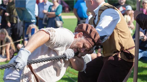 Impressionen aus mittelalterlichem Mulsum: Hartes Ringen beim Wurster Dreikampf Beim Wurster Dreikampf aktiviert so mancher seine letzten Kräfte, um dem eigenen Team zu Sieg und Ruhm zu verhelfen.