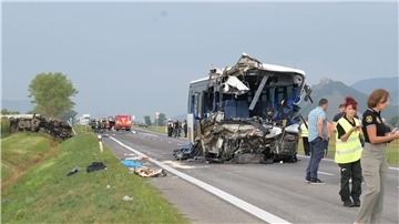 Beim Zusammenstoß eines Lastautos mit einem Linienbus wurde der Vorderteil des Busses zertrümmert, der Busfahrer starb im Krankenhaus.