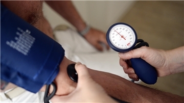 Bei einem Patienten wird Blutdruck gemessen.