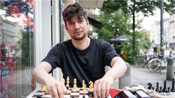 Immer mit der Ruhe - Schach beim Späti Beinahe täglich spielt Wolf Boese vor dem Späti mit fremden Menschen Schach.